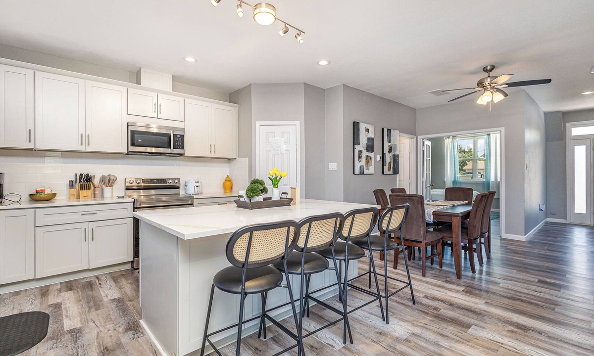 Central Arlington House | 5BR/5BA Arlington Getaway w/Private Hot Tub Close to UTA & AT&T