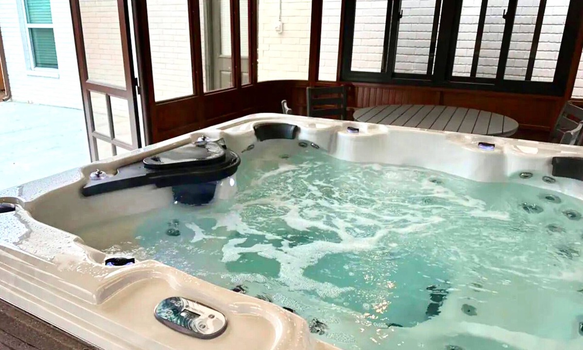 Central Oklahoma City House | 5BR Bethany home near Wiley Post & SNU. Hot tub, full kitchen. Sleeps 12. #COL