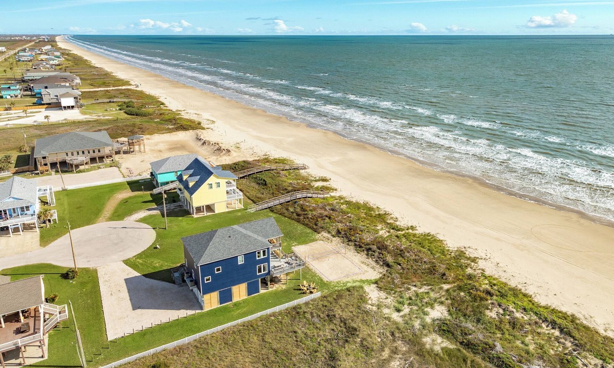 Surfside Beach House | 6-bedroom house on fabulous Surfside Beach with private volleyball court