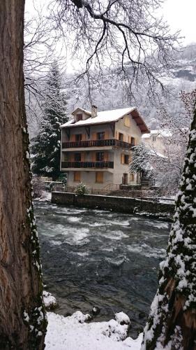 Savignac-les-Ormeaux Apartment | 6 Bis La Capelette
