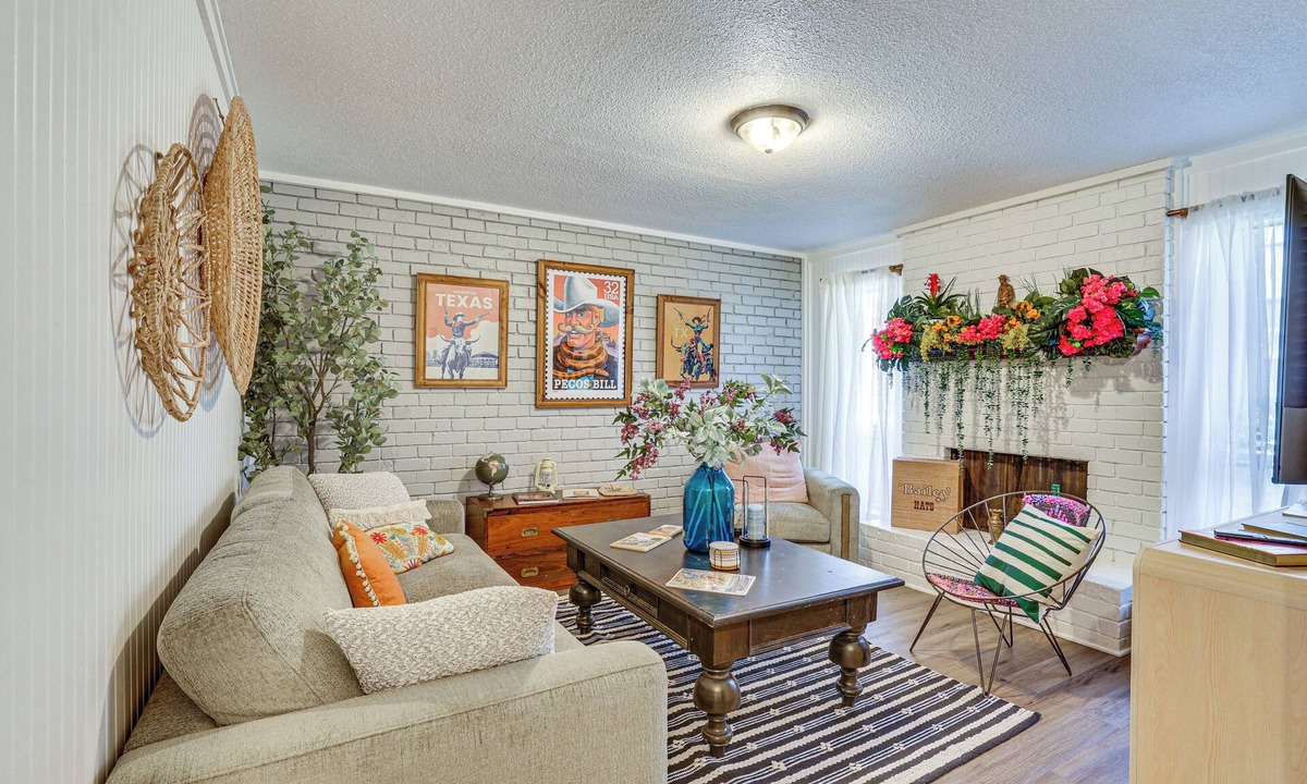 West Arlington House | 6 Mi to AT&T Stadium! Texan-Themed Townhome