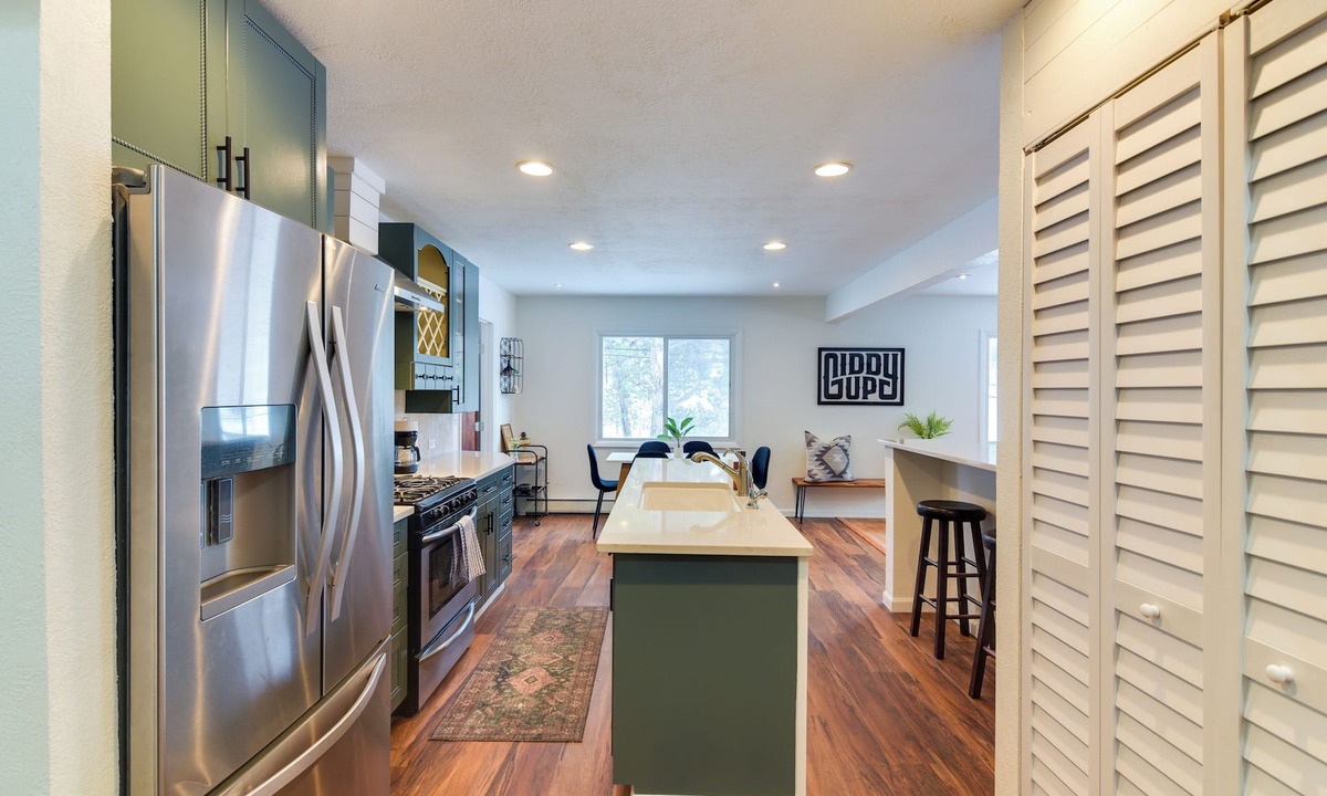 Conifer Cottage | 6 Mi to Staunton State Park: Conifer Home w/Deck