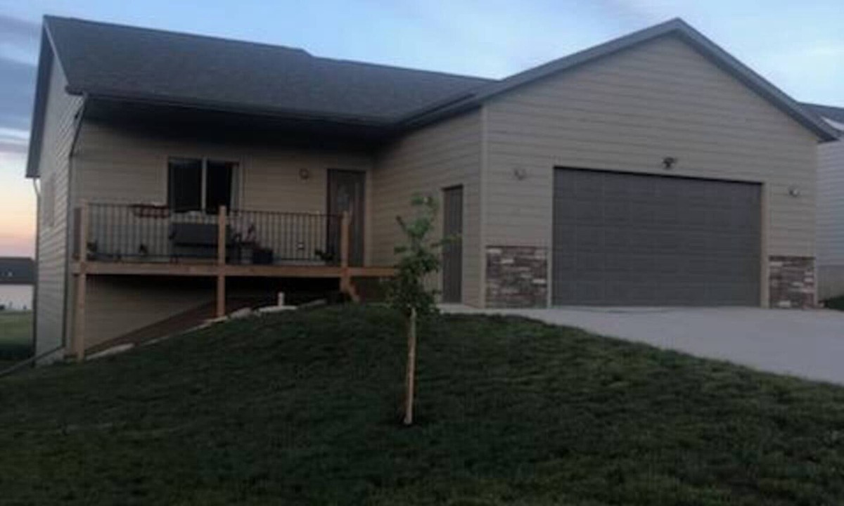 Whitewood House | 6 miles from Sturgis Peaceful newer home sleeps 10 and double car garage parking