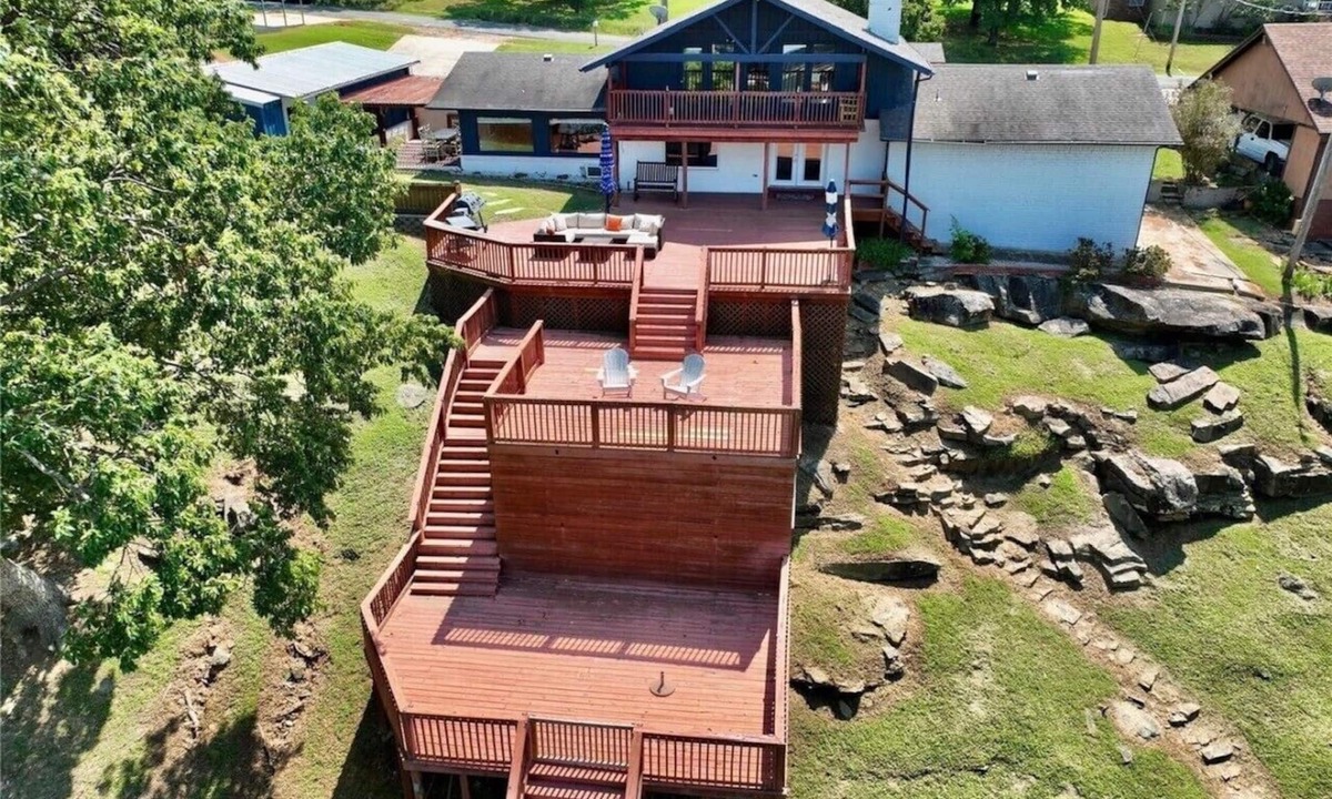 Eufaula House | 6 Oaks Overlook is a spacious 5-bedroom house with stunning lake views & access.