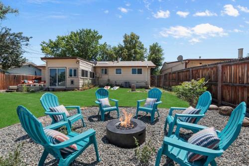South Westminster House | 6BR Family Retreat with Games Billiards Mini Golf BBQ and Yard
