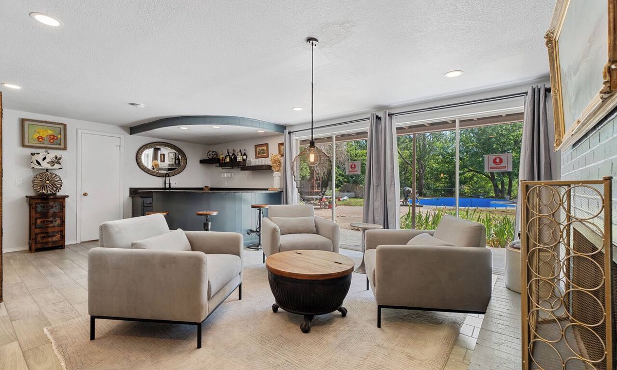 Central Oklahoma City House | 6BR home near SNU — hot tub, pool table, fenced yard. Full kitchen. Sleeps 14. #MD