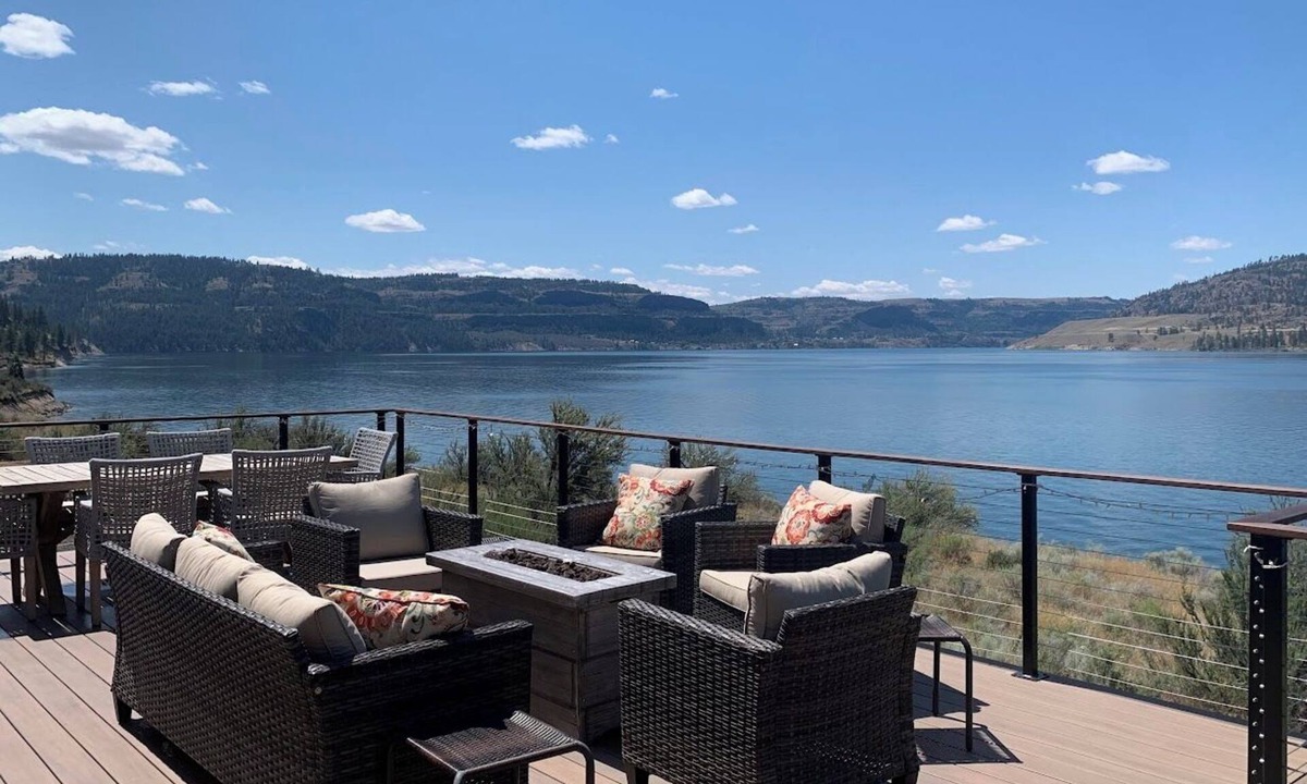 Davenport House | 7 Bays home on Lake Roosevelt with great views and easy beach access.