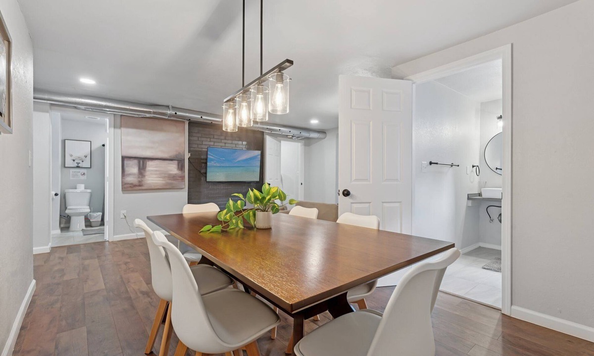 Midwest City House | 7BR Midwest City home 7 mins from Rose State, 12 from Tinker AFB. Sleeps 16. #EC