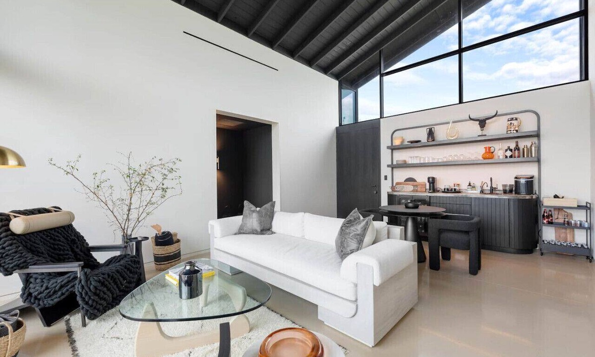 Burton House | 8 mins from Round Top Luxury Casita overlooking breathtaking views!