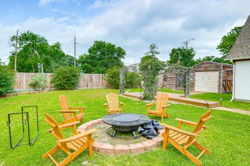 Humble House | 8BR Sleeps 17 Private Backyard IAH/Downtown
