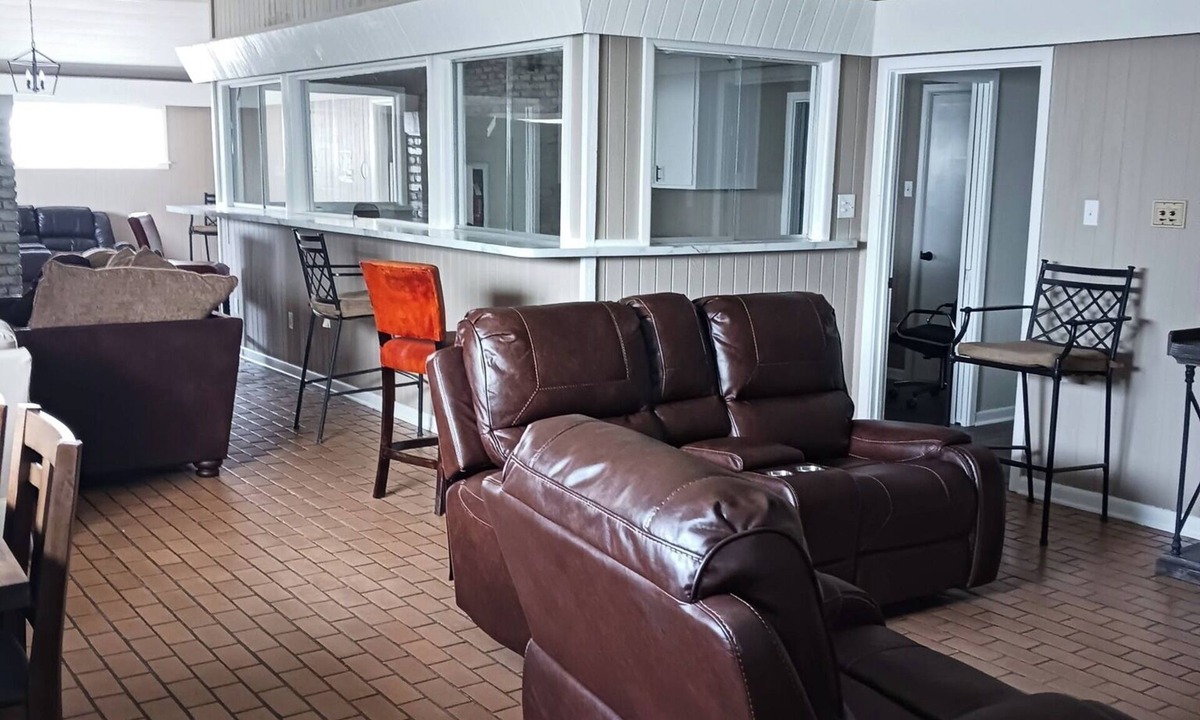 Overton Bed & Breakfast | 9-bedrooms, 4 bathrooms located in peaceful Overton, Texas.
