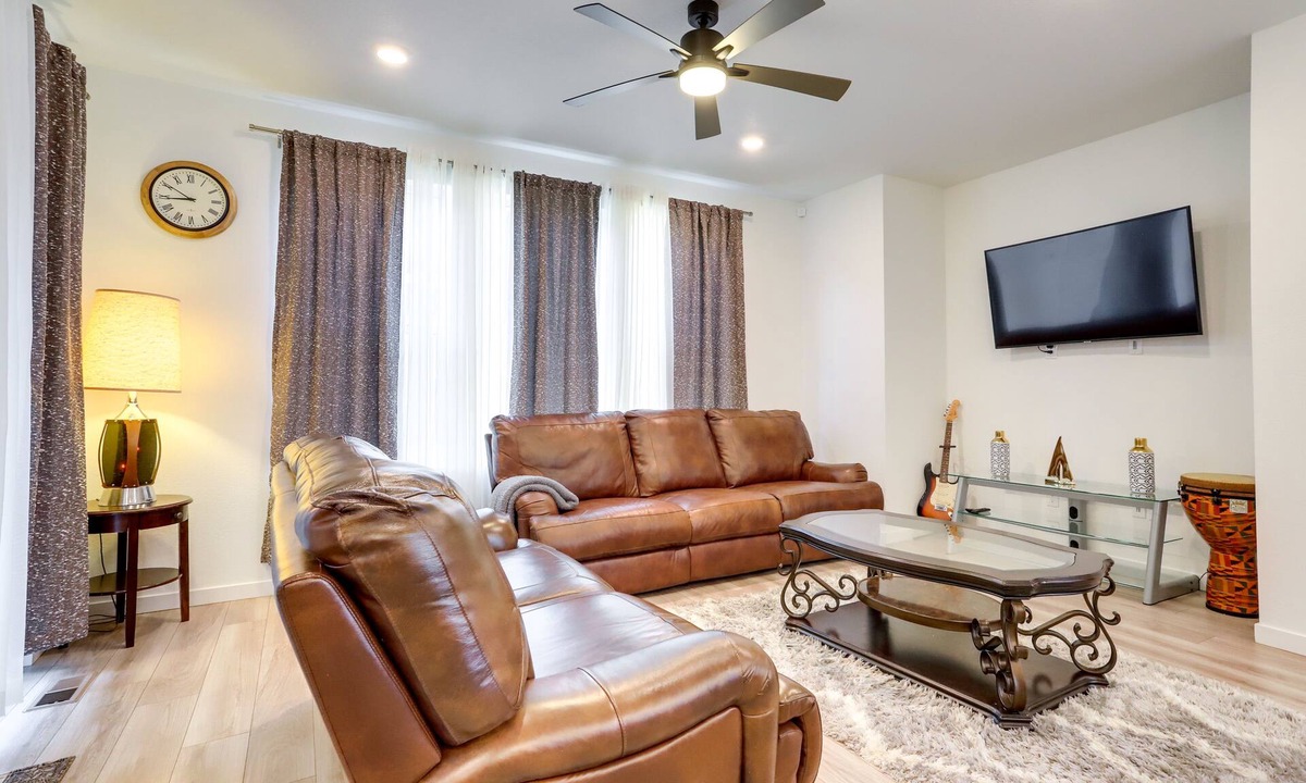 Commerce City House | 9 Mi to Airport: Commerce City Townhome w/Deck