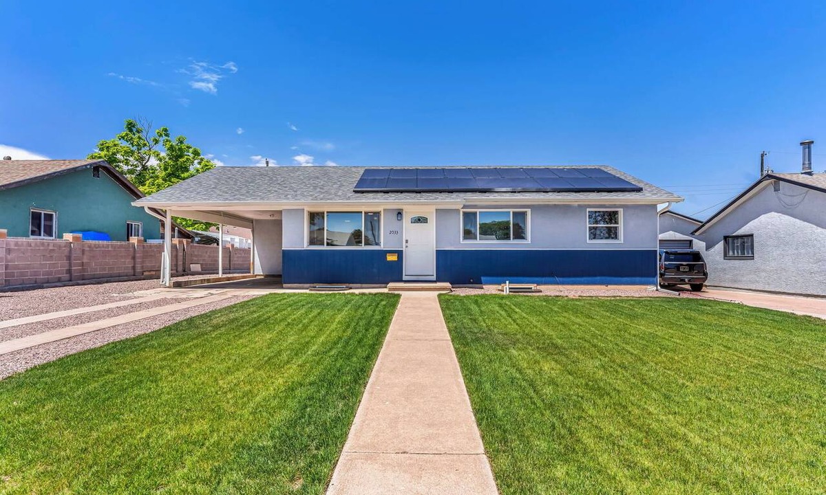 Pueblo House | A New, Modern & Spacious 6-bedroom house in peaceful Pueblo