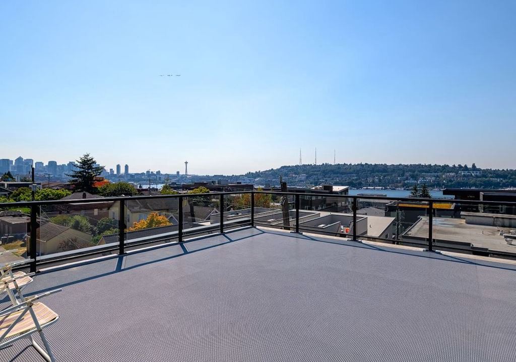 Eastlake Bed & Breakfast | A-Seattle Urban Village- San Juan- Roof top deck