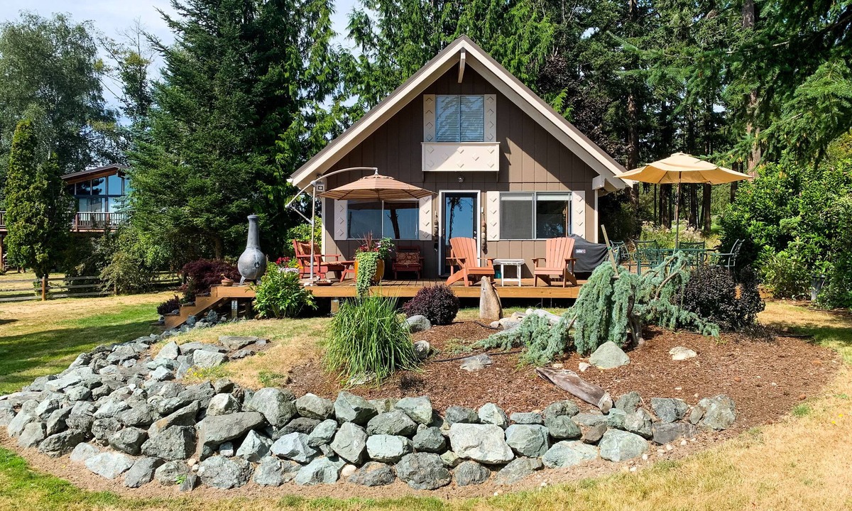 Freeland Cabin | A sweet Puget Sound view cabin with Mutiny Bay beach access.