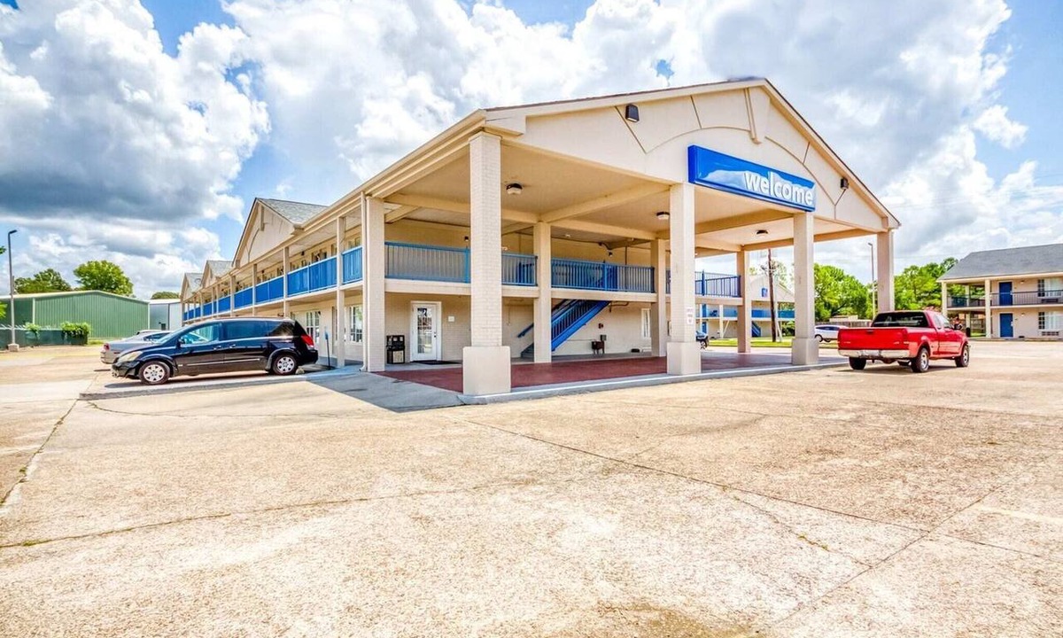 Broadmoor Apartment | Accessible King Bed|Baton Rouge LA
