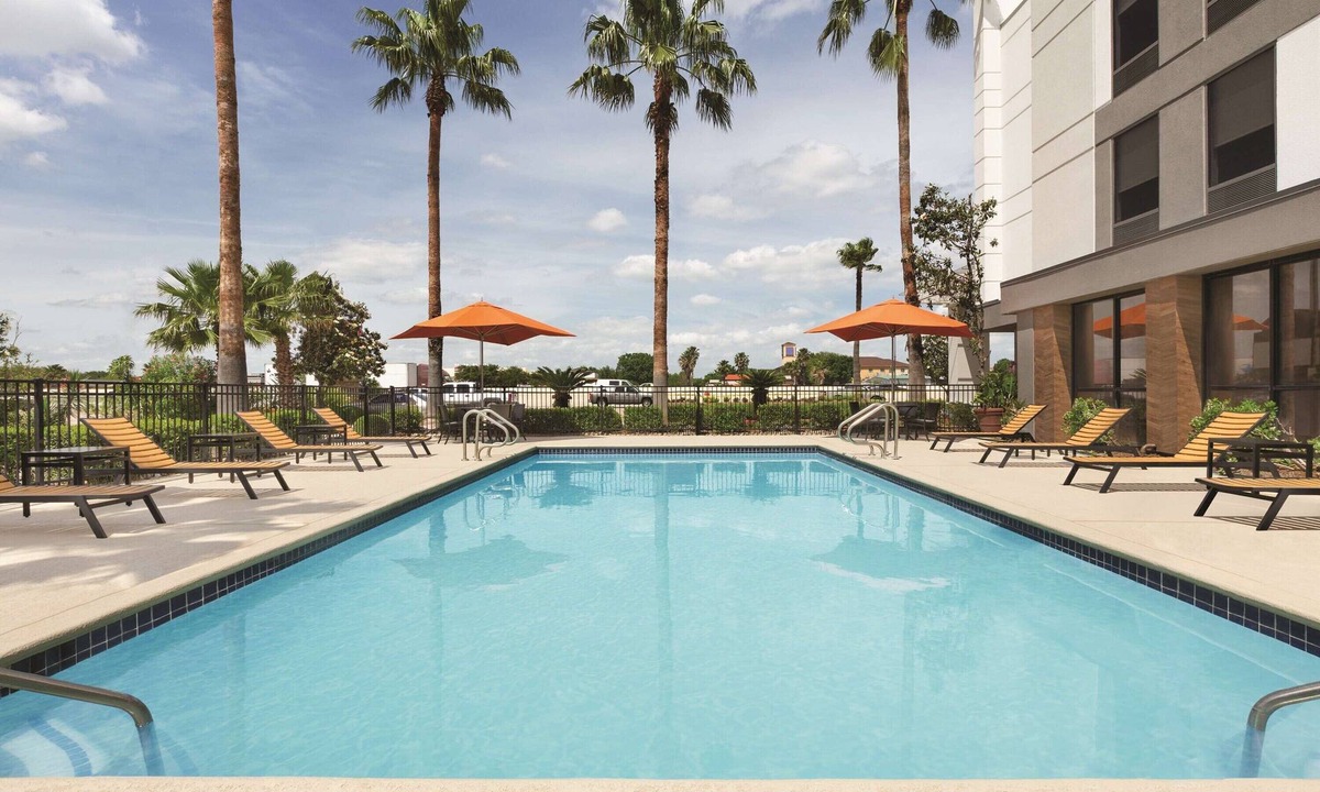 US 290 Hotel | Accommodation for Big Groups | Pet-Friendly | Free Onsite Parking Available