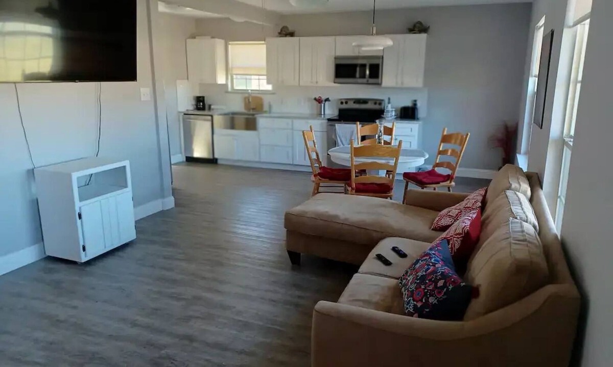 Weatherford House | Adorable 2-bedroom guesthouse with patio