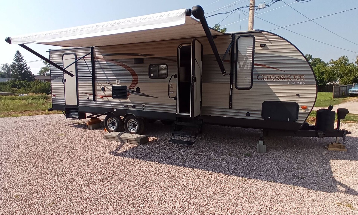 Southwest Meade House | Adventure Awaits! Spacious Camper, Off-Grid Experience