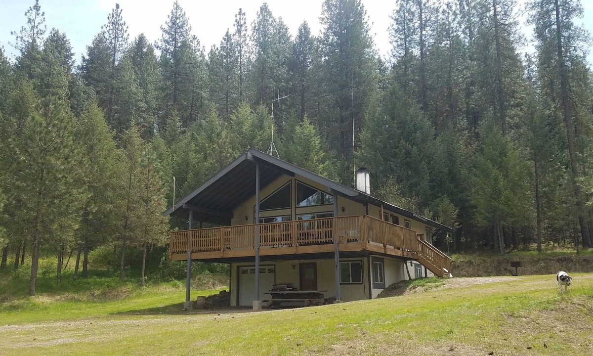 Fruitland Cabin | ADVENTURE AWAITS! Walk to Lake Roosevelt From a Cabin in the Woods.