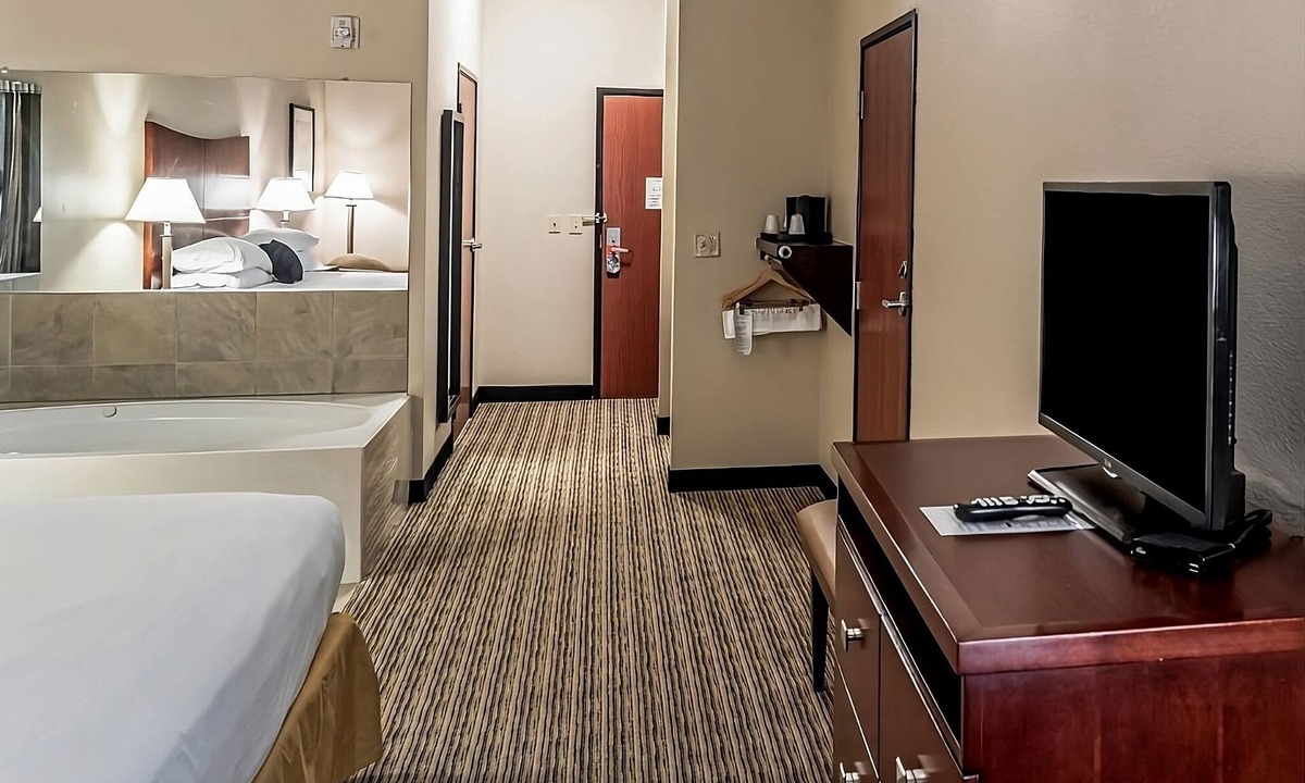 Mineral Wells Hotel | Affordability Meets Comfort at Red Lion Inn & Suites Mineral Wells! Onsite Pool!
