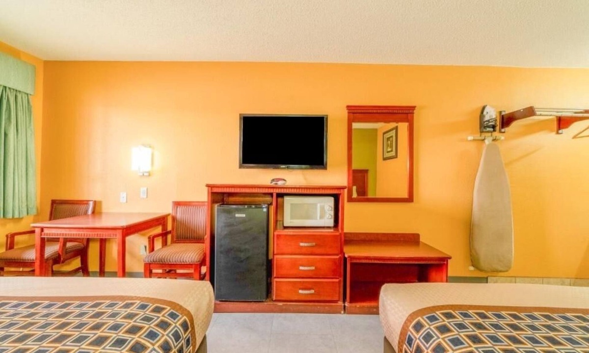 Denver City Hotel | Affordable 3-Room Escape w/2 Full Beds & Wi-Fi for Travelers