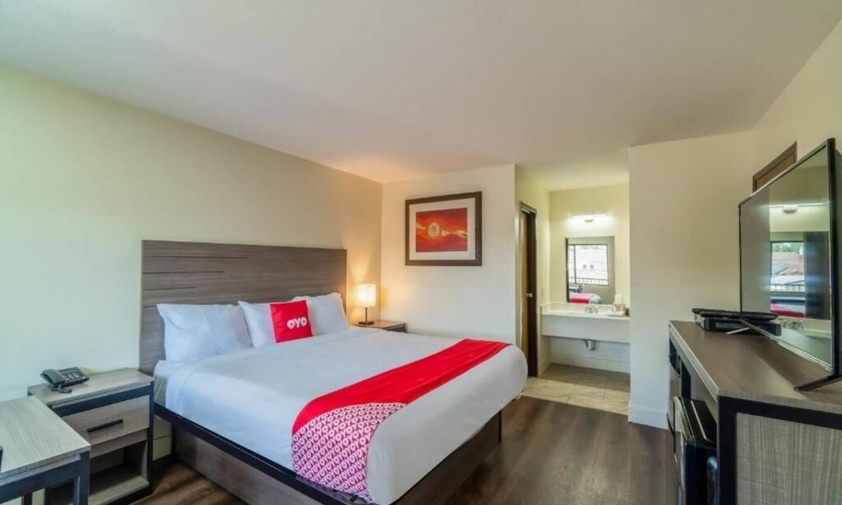FM 1960 Hotel | Affordable King-Bed Room Ideal for Pet Owners at Houston Stay