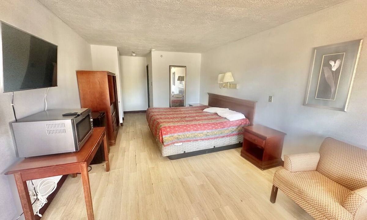 Trumbull Village Hotel | Albuquerque lnn