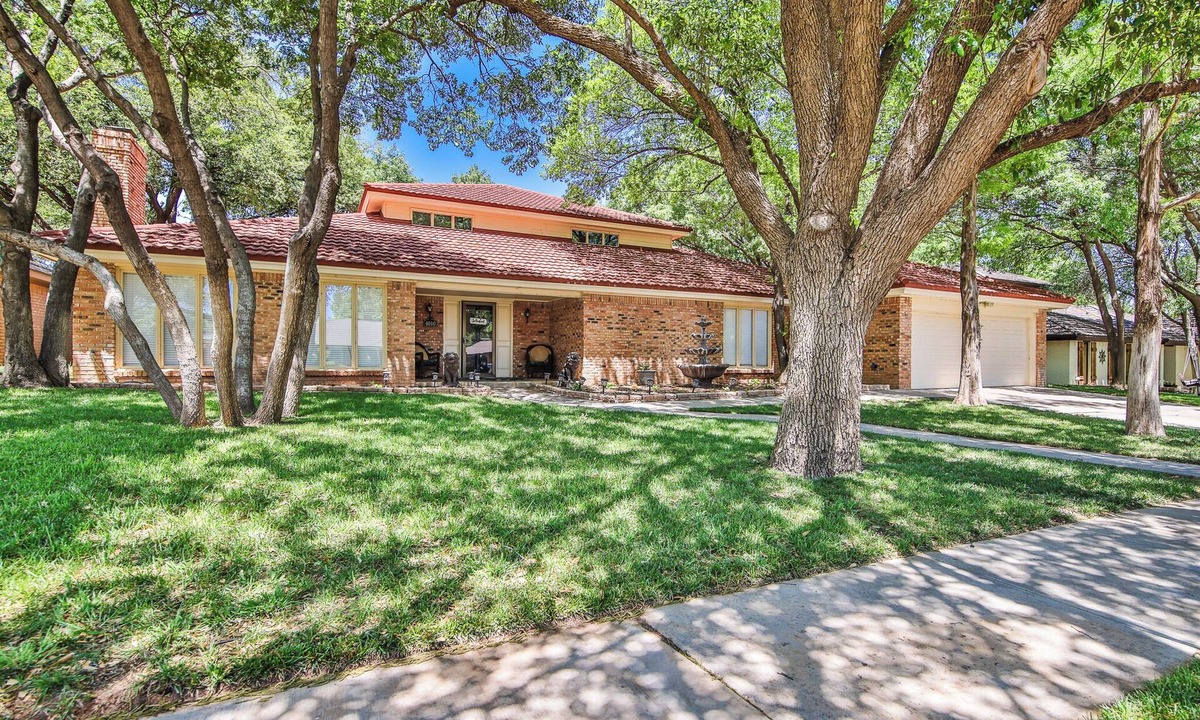 Lubbock House | Amazing 4,500 sq ft 2-story home in King's Gate. Perfect for large groups!