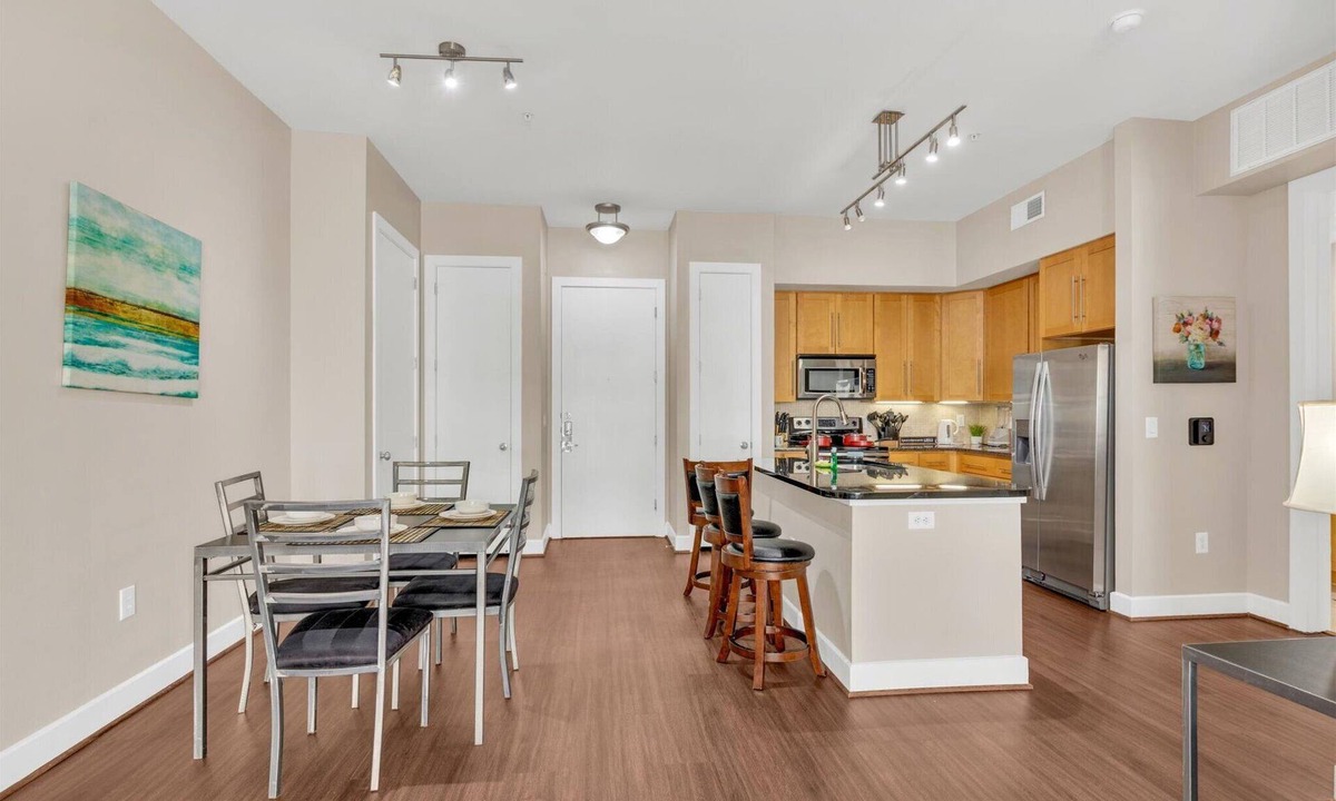Memorial Apartment | Amazing Location! 2bd - FREE PARKING - CITY CENTER