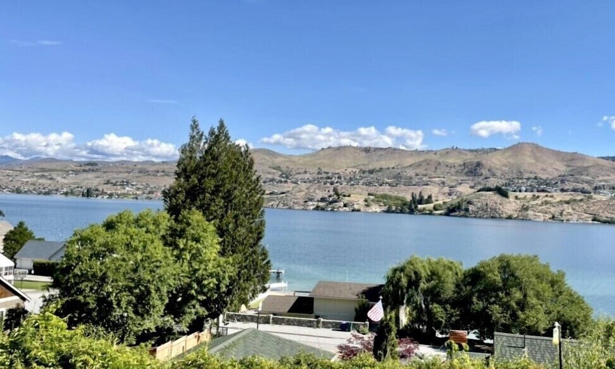 Chelan Condo | Amazing remodeled 2-bedroom condo with beautiful views of Lake Chelan!
