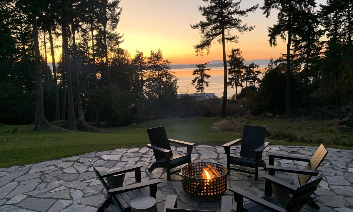 Eastsound House | Amazing sunsets! Water view, hot tub, close to town, fire pit.