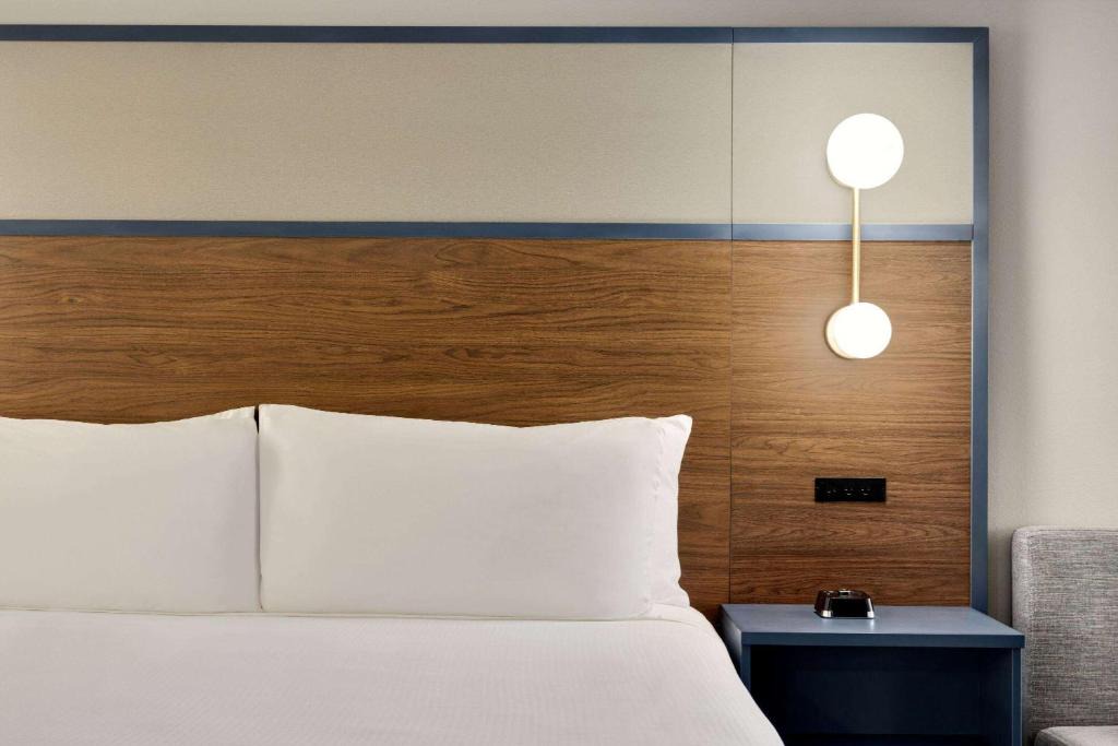 Lincoln Hotel | AmericInn by Wyndham Lincoln South
