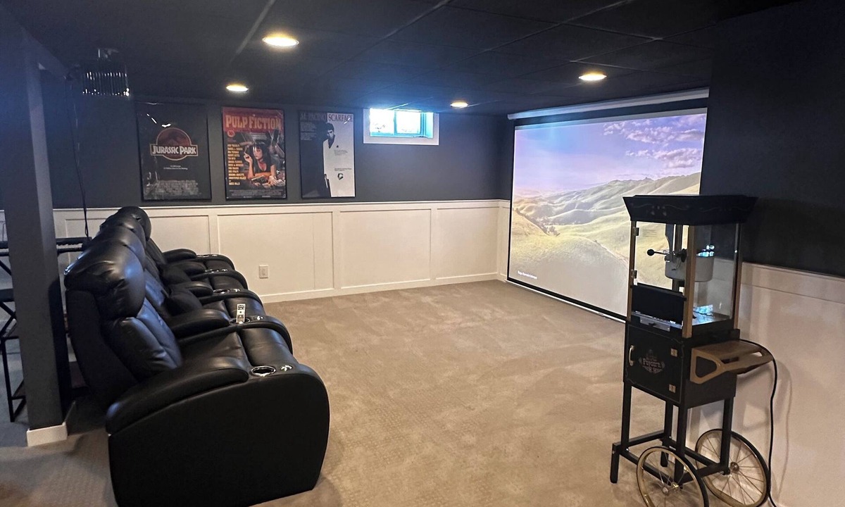 Ankeny House | Ankeny’s Best/Hot tub/Theatre Room/Game Room