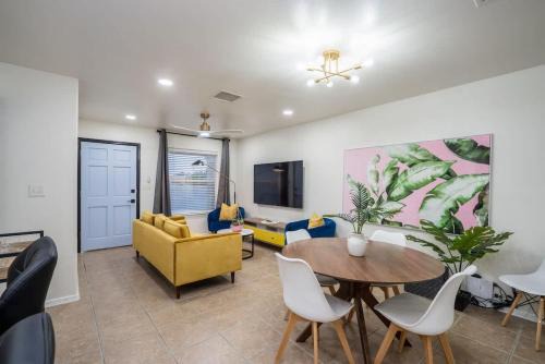 Northeast El Paso Apartment | Art Deco 3 BR Near Fort Bliss