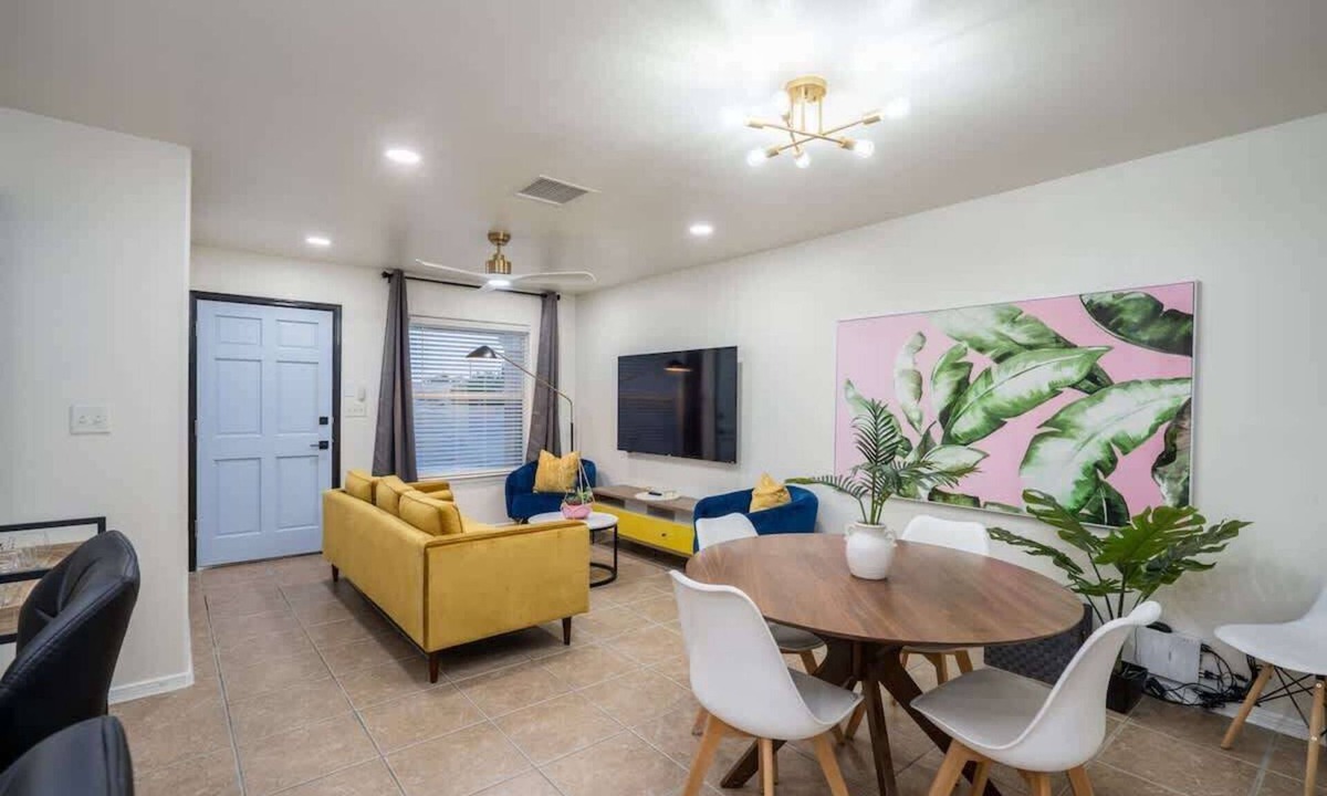 Northeast El Paso Apartment | Art Deco 3 BR Near Fort Bliss