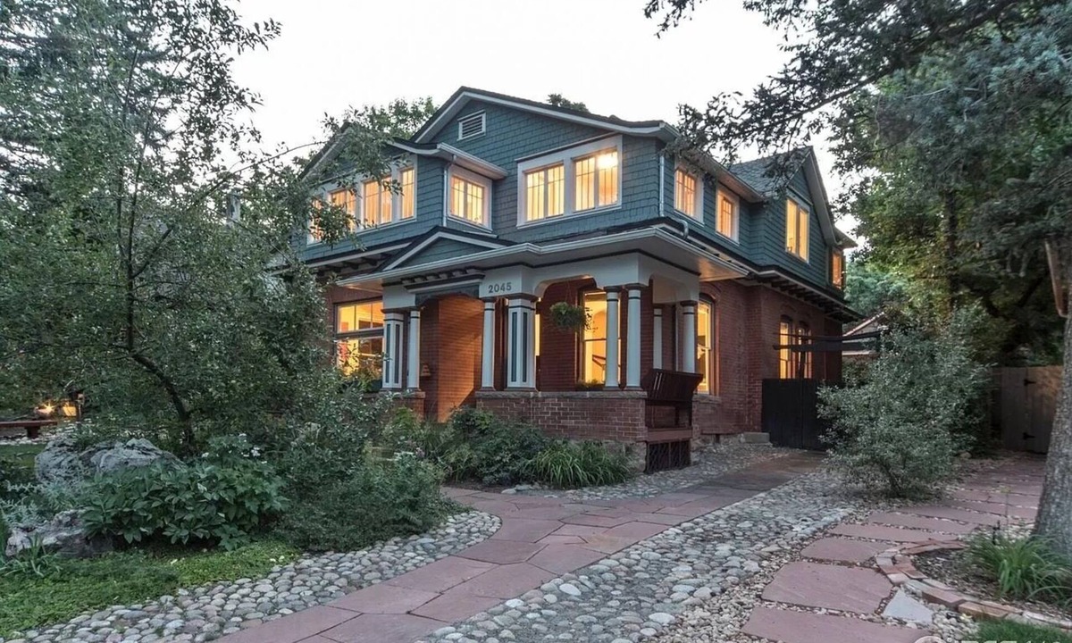 Whittier House | Artist's Serene Mapleton Sanctuary