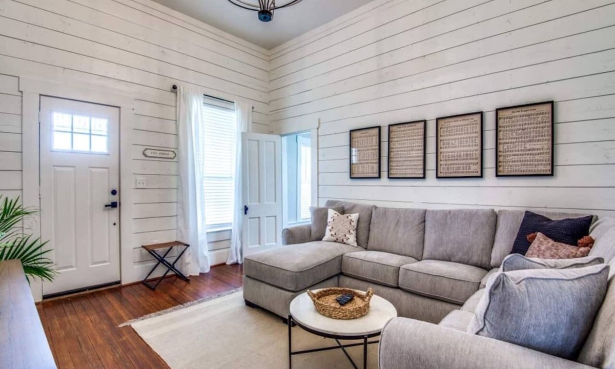 Aubrey House | Aubrey Farmhouse 3BR | Sleeps 7, Near Winery