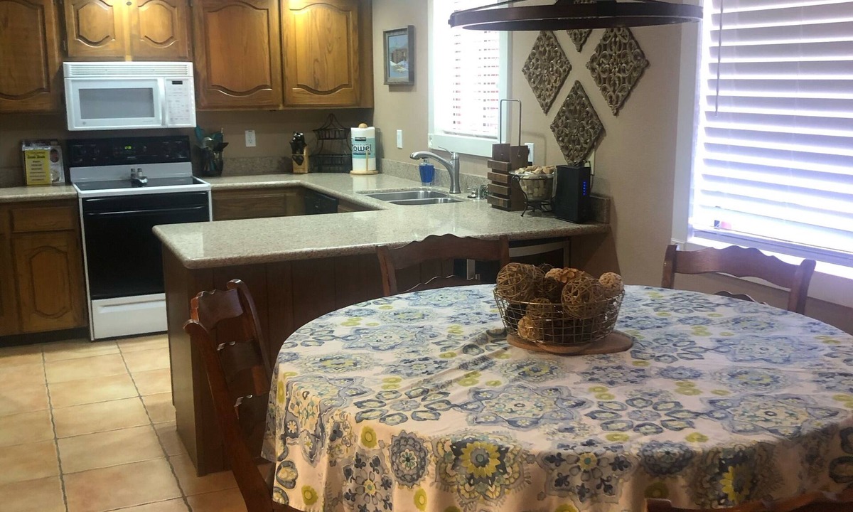 Paradise Valley Village Condo | Available Now! -Utilities Included-Prime Spot!Pools- Spas-shopping-restaurant’s