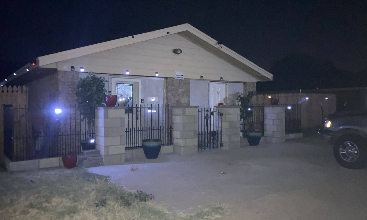 Wichita Falls Bed & Breakfast | B Suite-B 3 Bedroom 1 Bath with backyard INCLUDES FOOD PANTRY. Sleeps 8