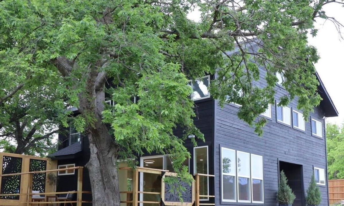 Allen House | Bamboo Heaven: Lakefront Luxury