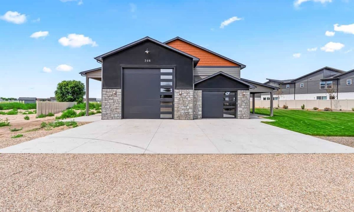 Caldwell House | Barn 306 | Sleeps 14 | Oversized RV Bay + Indoor Pickleball | Bonus Game Room | Near Caldwell