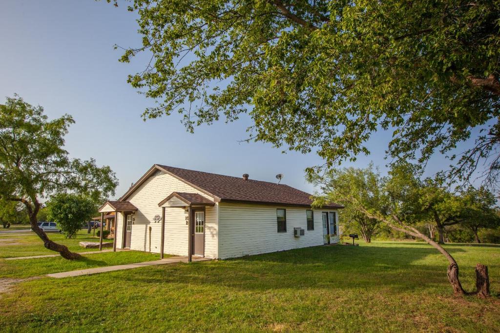 Bridgeport Resort | Bay Landing Camping Resort Deluxe Cabin 30