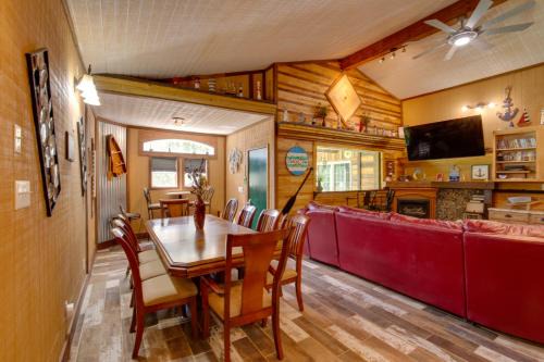 Lake Lafayette House | 'Bayview' - Lakefront Family Cabin in Odessa!