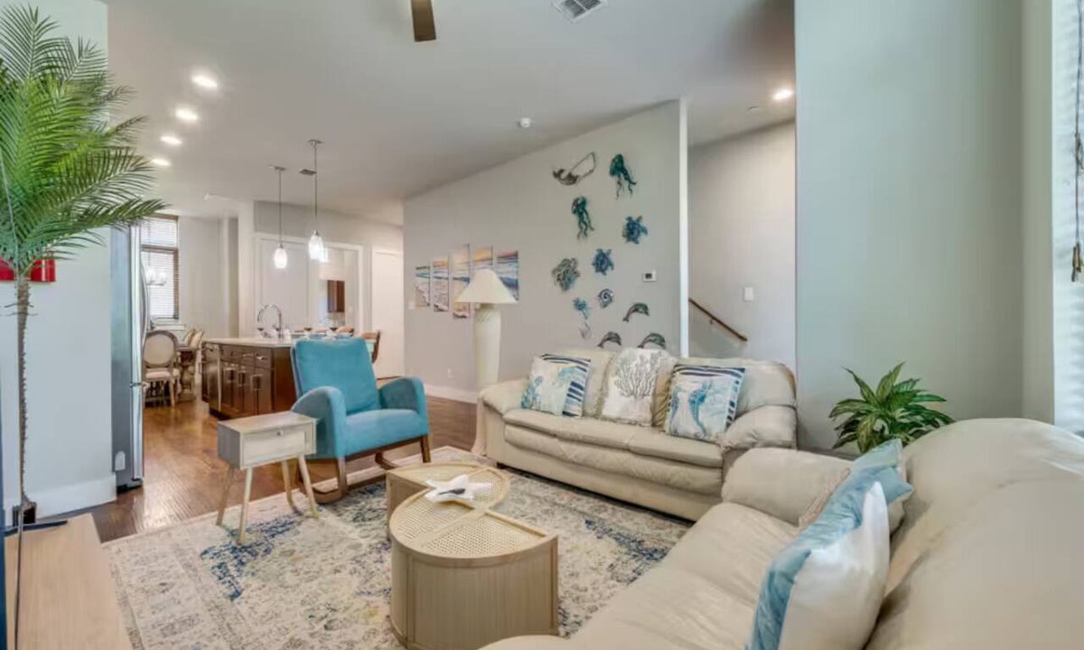 Farmers Branch House | Beach-Inspired Centrally Located Townhome