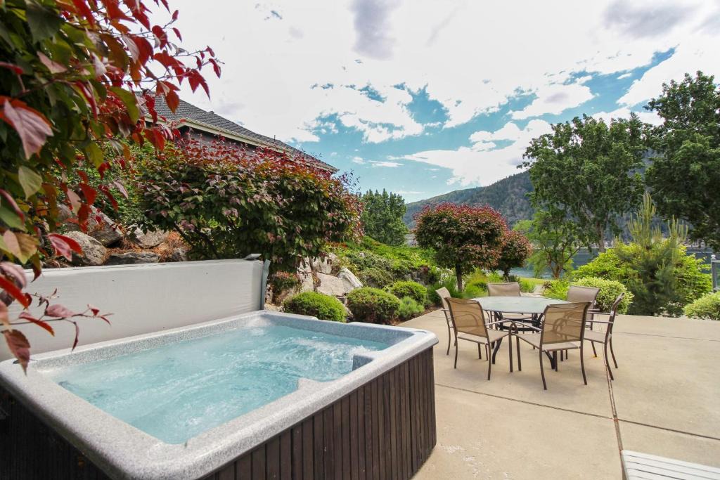Wapato Point House | Beaches and Breezes on Wapato - 4 Bed 4 Bath Vacation home in Wapato Point