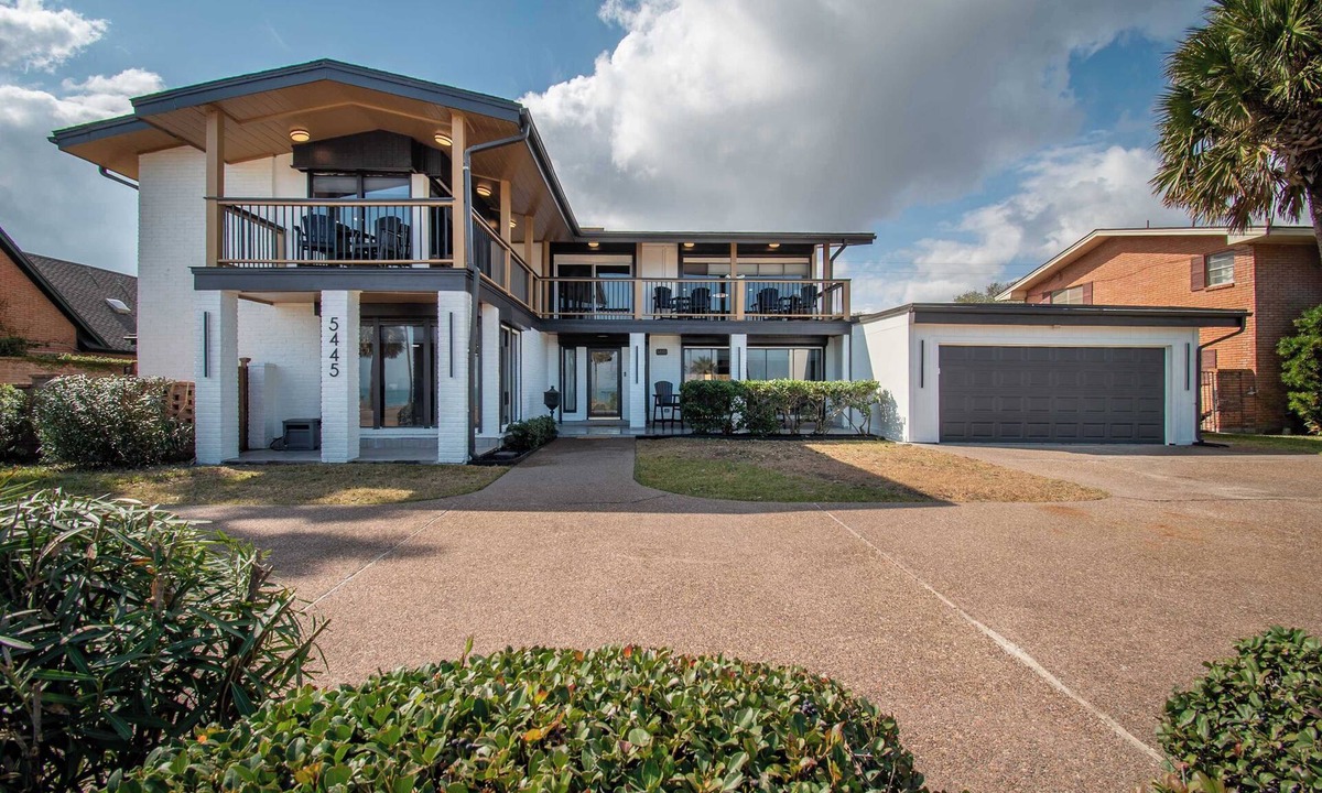 Bay Area House | Beachfront Bliss Panoramic Ocean Views Sleeps 33