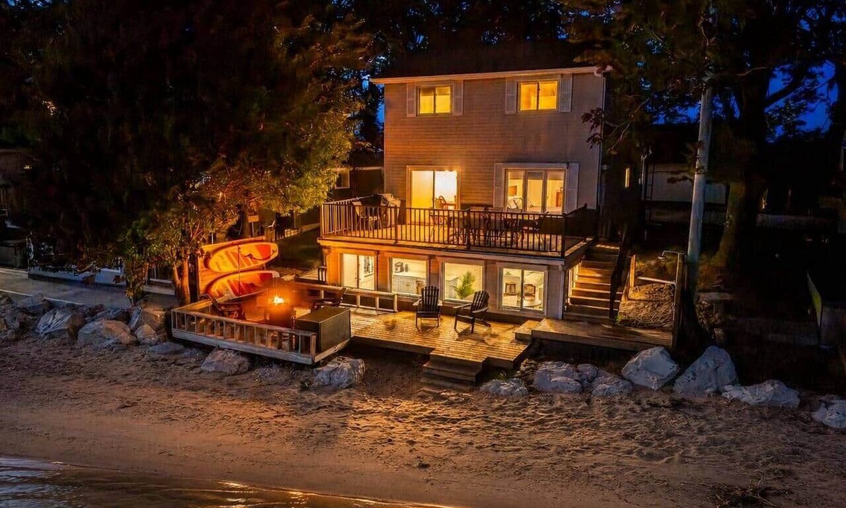 Leamington House | Beachfront Cottage w/Sauna Steps to Point Pelee National Park
