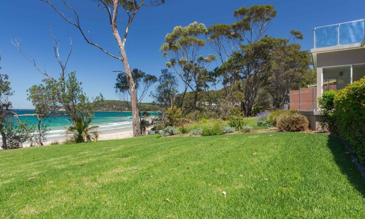 Denhams Beach Apartment | Beachfront Duplex on Denhams