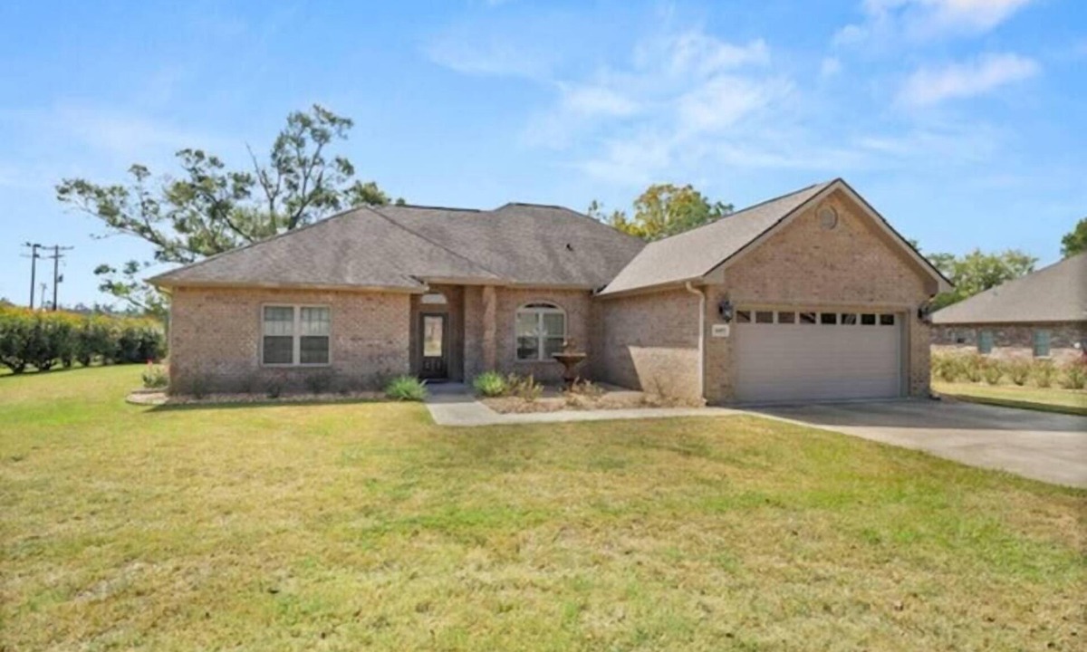 DeRidder House | Beautiful 3 Bedroom House in Great Neighborhood
